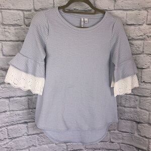 Elle soft cotton blend 3/4 ruffle sleeve ribbed top light blue/white sz XS